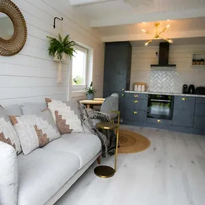 Chalet The Paddocks - Stylish, Cozy & Private Killarney